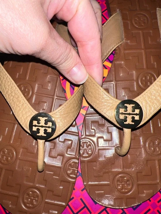 Tory Burch Tan Thora Thumbled Leather Thong Sandals with Metal Logo and Dustbag - Picture 8 of 10